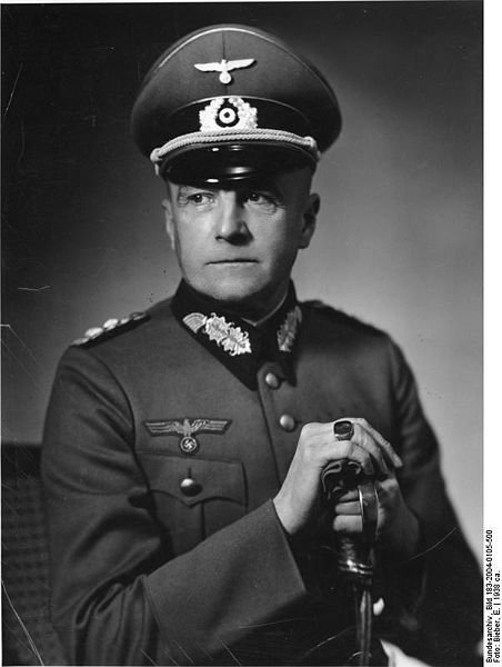 히틀러가 젊은이들을 현혹시키기 위해 만들었던 나치 제복.jpg_2.jpg