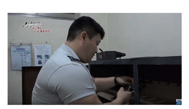 무기 사용을 자제하는 순경.jpg_1.jpg