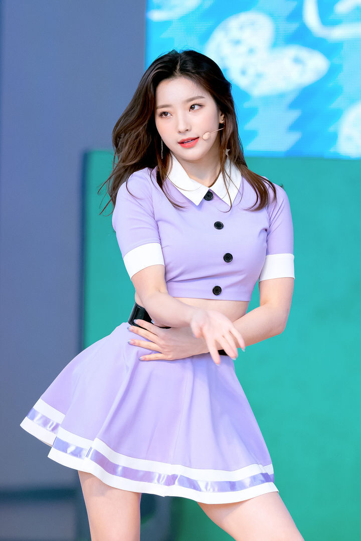 프로미스나인 새롬 20200328 Dn 01.jpg