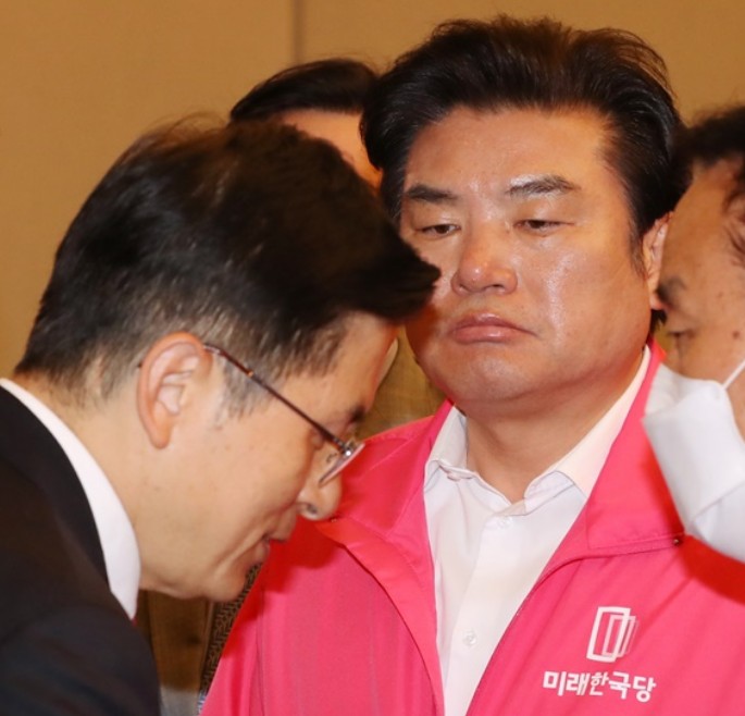 [극혐]사퇴한 황교안, 침통한 원유철_1.jpg