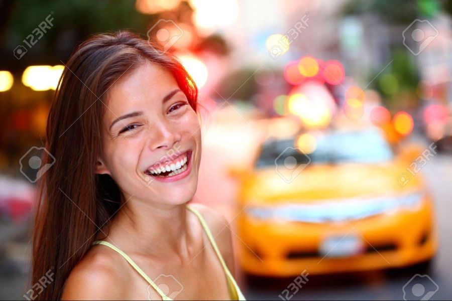 17417945-행복-뉴욕시-소녀-여자는-백그라운드에서-노란색-택시-맨하탄에-즐거운-웃음-미소.jpg