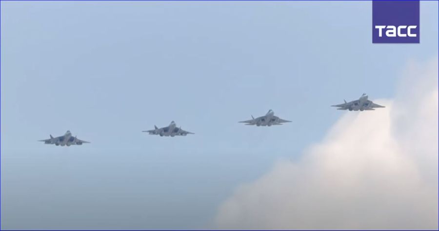 아 Su-57 등판했는데 역시 가까이선 안보여주네_1.jpg