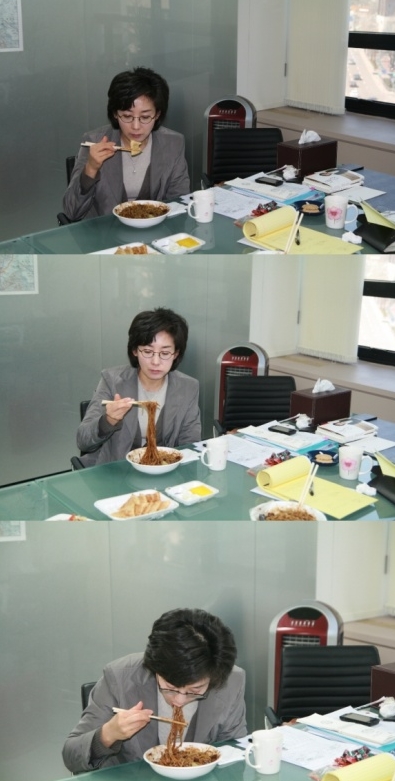 고민정 의원 밥먹는거보고 열받을만 했네_1.jpg