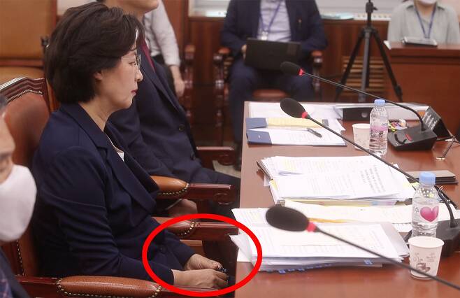 염주 굴리며 마음 추스르는 추미애_1.jpg