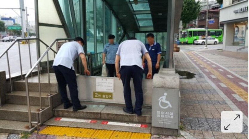 지하철역 입구에 있는 수상한 계단의 정체_2.jpg