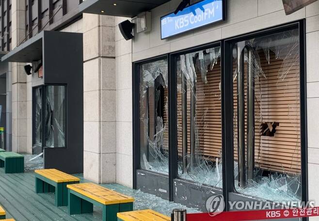 KBS 라디오 생방송 중 곡괭이 난동…40대男 체포_1.jpg