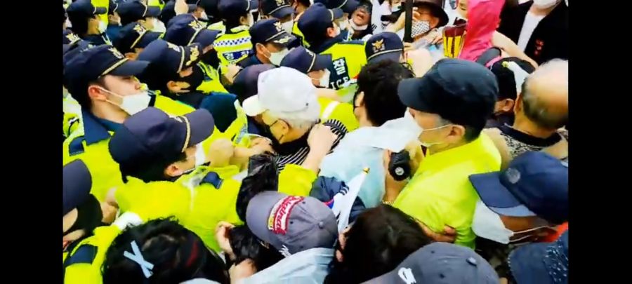 광화문 경찰 통제선 뚤림_1.jpg