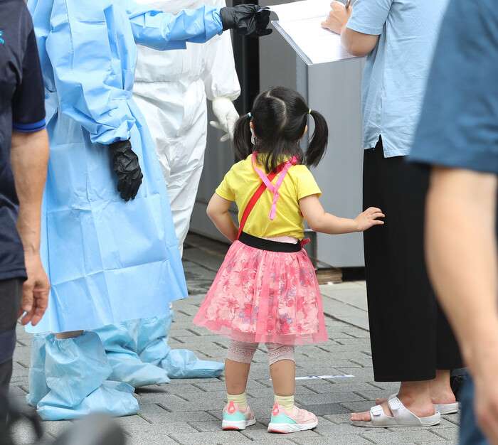 코로나 검사 받으러온 원아의 뒷모습.jpg_1.jpg