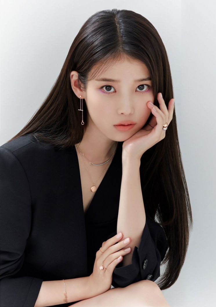 아이유 새화보.jpg_3.jpg