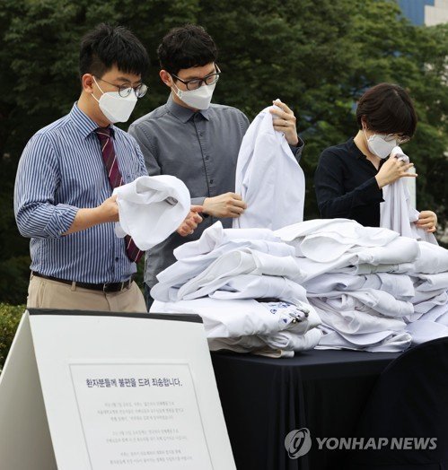 의사 가운 벗는 전공의들_1.jpg