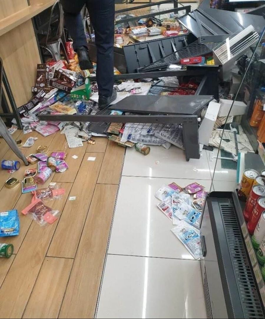 오늘도 평화로운 한국의 편의점_2.jpg