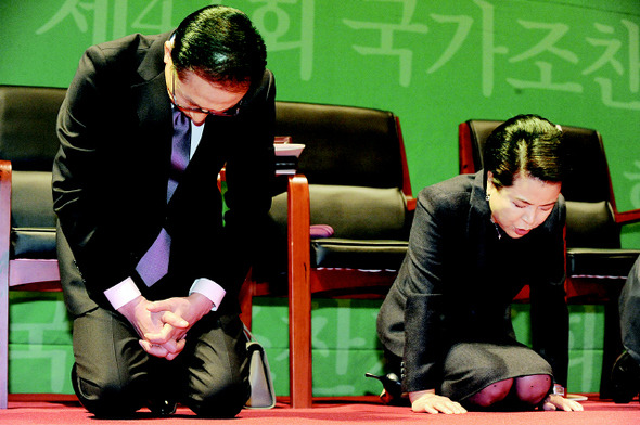 결국 교회에 무릎꿇은 대통령_1.jpeg