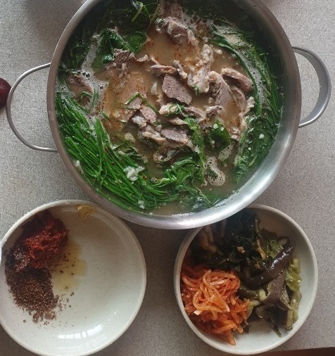 보양식으로 좋은 염소탕입니다