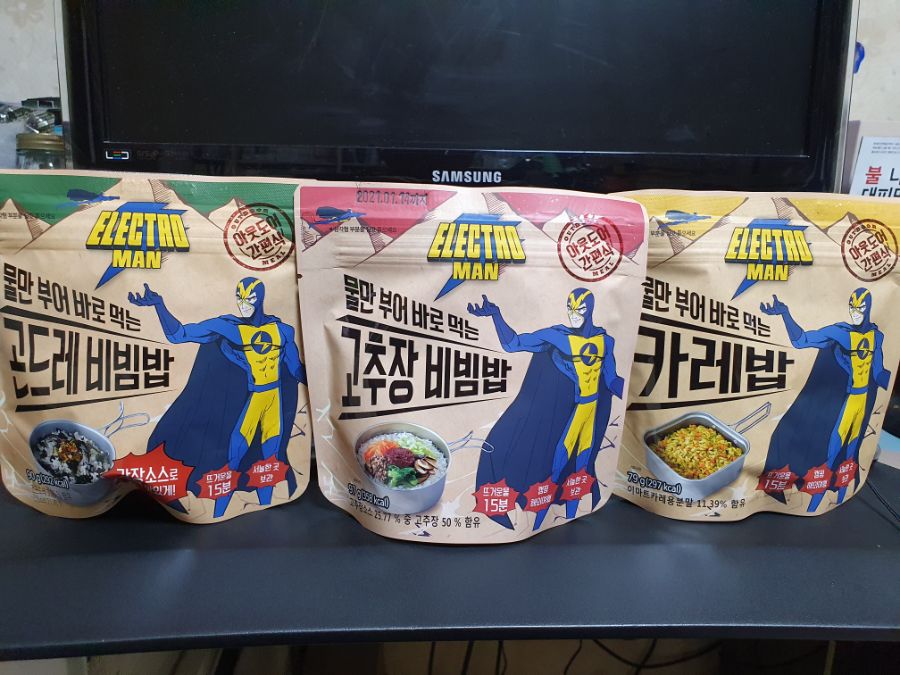 일렉트로맨 물만 부어 바로 먹는 OO밥 3종을 먹어보았습니다