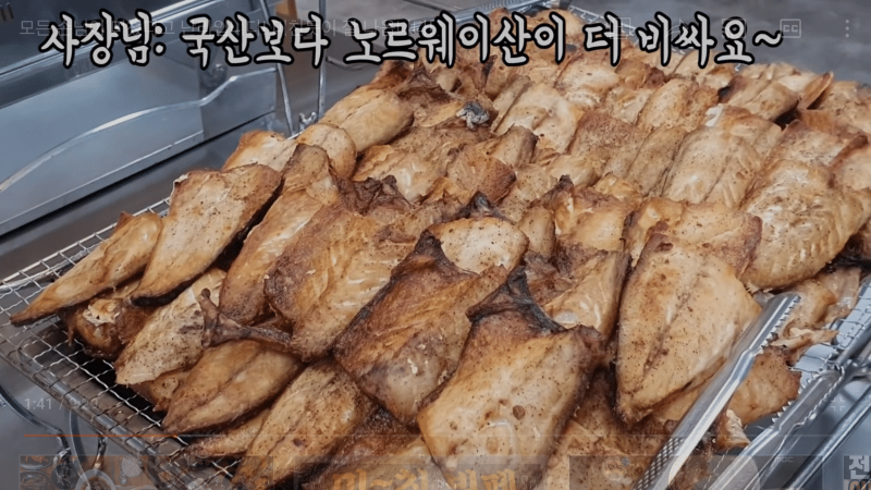 뭘 좋아할지 몰라서 이것저것 다 갖다 놓은 6천원 뷔페.jpg_20.png