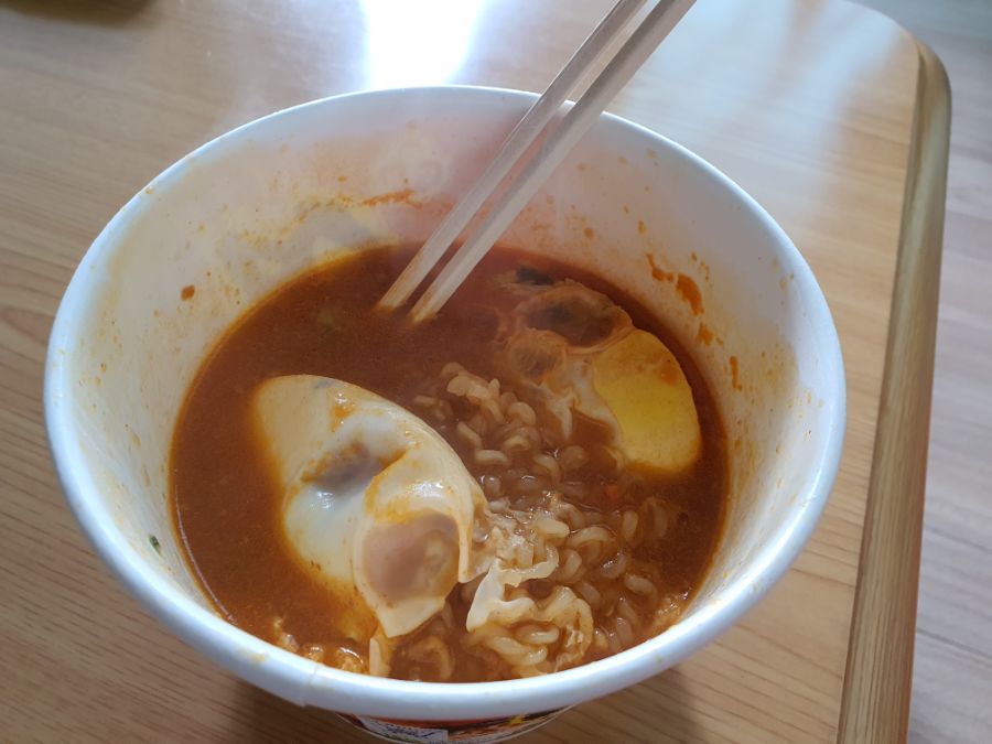 뜨거운물 붓고 전자렌지 3분 컵라면.jpe_2.jpg