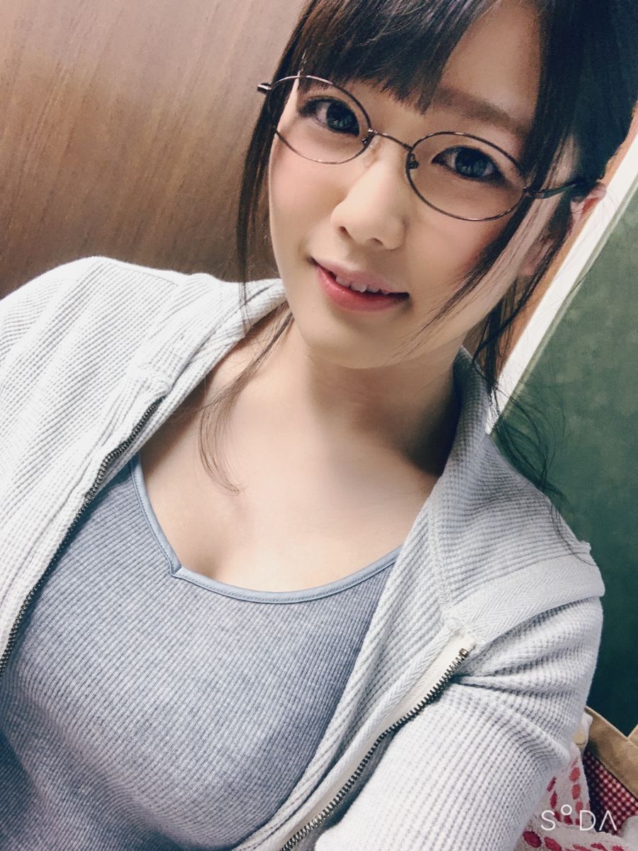 안경이 잘 어울리는 여배우_5.jpg