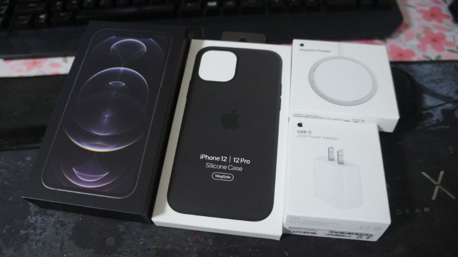 iPhone 12Pro와 악세사리를 가져왔습니다._1.jpg