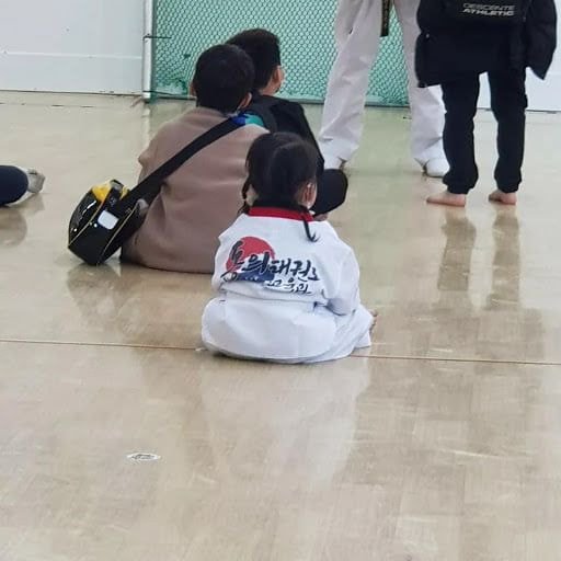 늦둥이 동생 태권도 보냈는데 뒷모습 귀여워 죽음_1.jpg