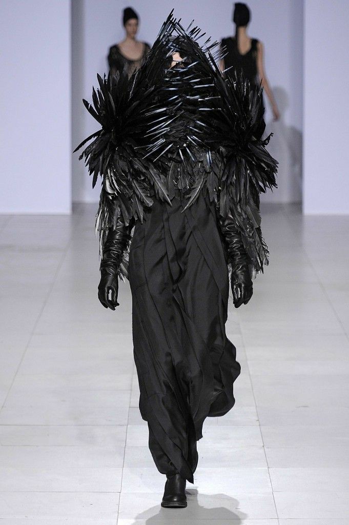 패션쇼에 이상한 옷이 나오는 이유.jpg_1.jpg