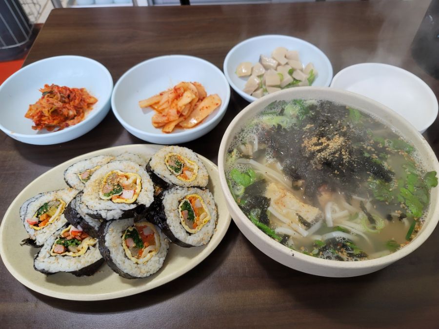 분식의 국룰. 국수에 김밥 한줄 | 음식 갤러리 분식의 국룰. 국수에 김밥 한줄 | 음식 갤러리 | 루리웹
