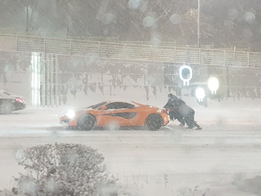 어제 폭설에 갇힌 스포츠카_1.jpg