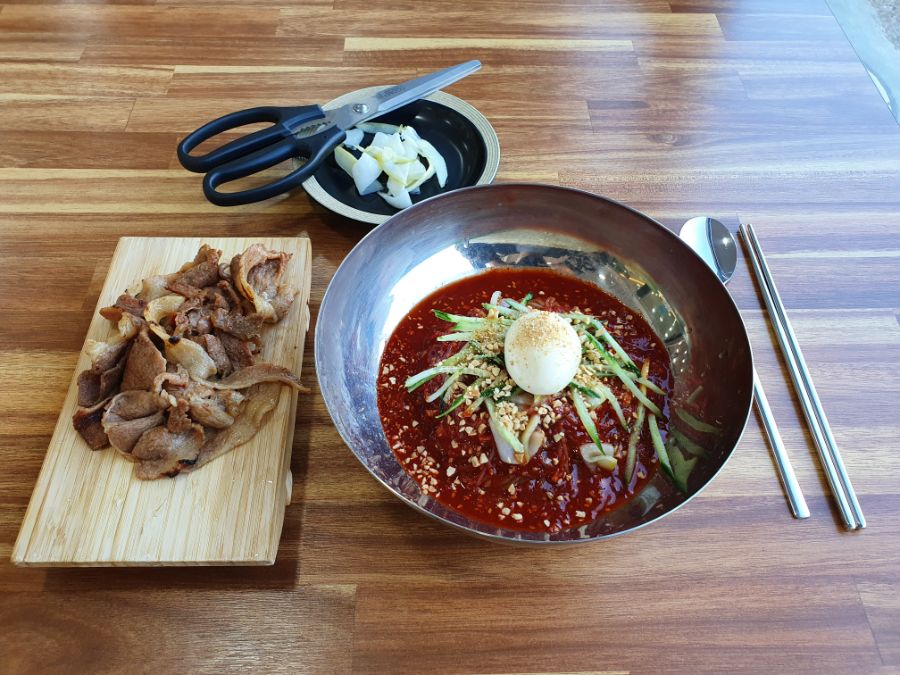 팔곡밀면에서 비빔밀면 숯불고기를 먹어봤습니다