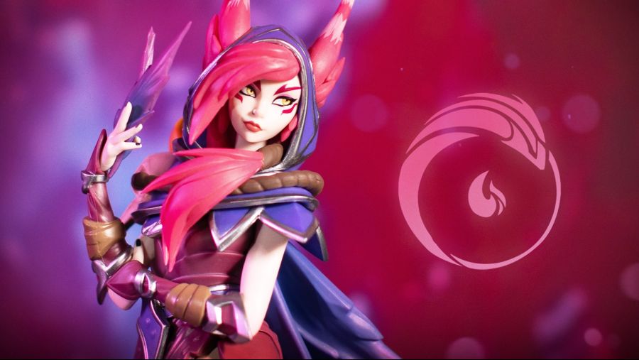 02_Xayah_Unlocked_Statue.jpg