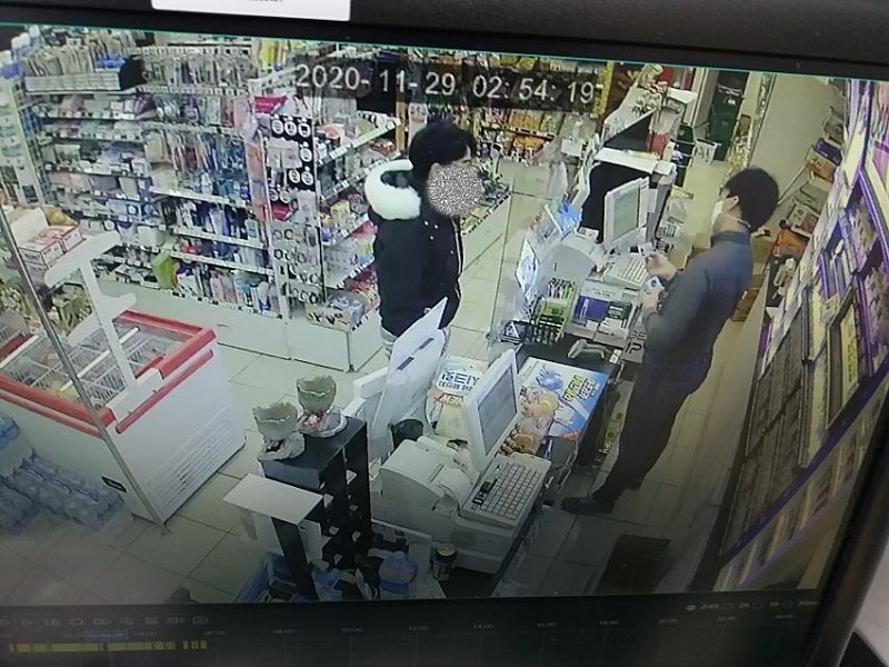 편의점 알바하다 민짜 자식한테 술뚫어주려던 부모와서 깽판치고 간썰..._1.jpg