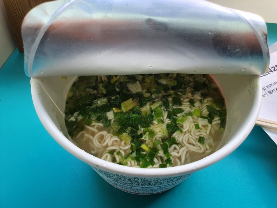 GS25에서 순후추라면 + 더큰지파이 + 닭꼬치를 먹어봤습니다._5.jpg