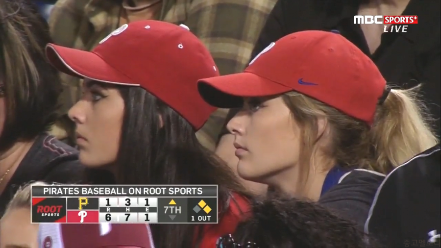 카메라맨이 야구 말고 관중만 계속 잡은 이유.jpg_1.png