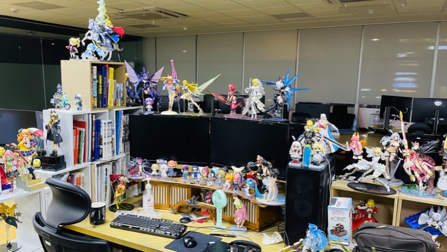 회사 책상 피규어들_1.jpeg