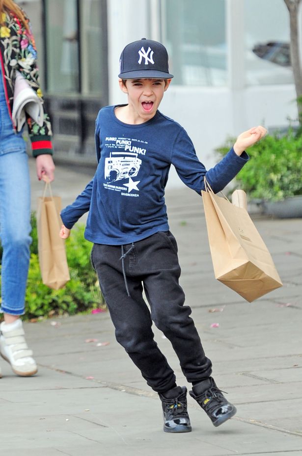 PAY-EXC-Noel-Gallagher-out-with-his-whole-family-including-Anais-for-a-bank-holiday-lunch-in-Nottinghi.jpg