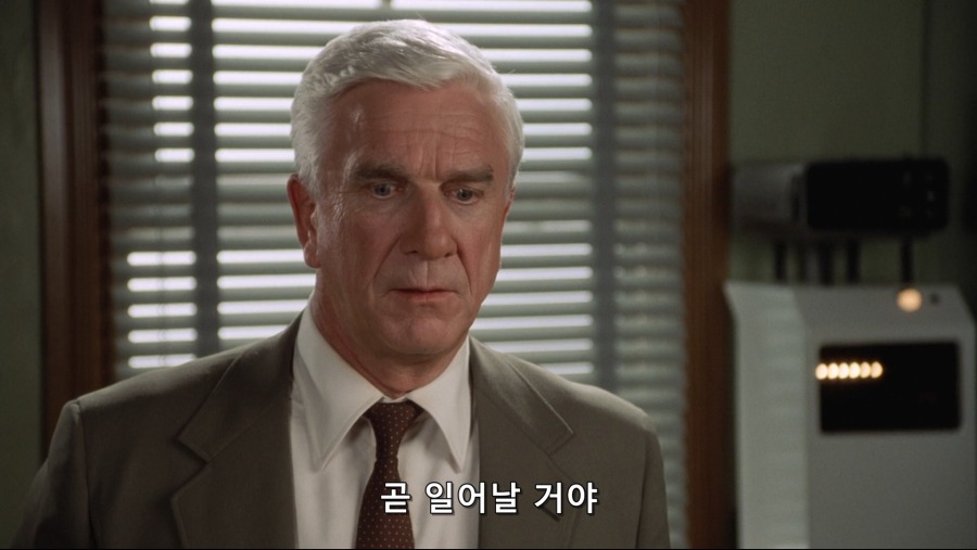 The.Naked.Gun.From.the.Files.of.Police.Squad.1988.1080p.BluRay.AC3.x264-nelly45.mkv_20211016_083921.415.jpg