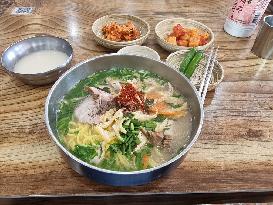 제주 효퇴국수 고기국수 8000원 고기 추가 2000원