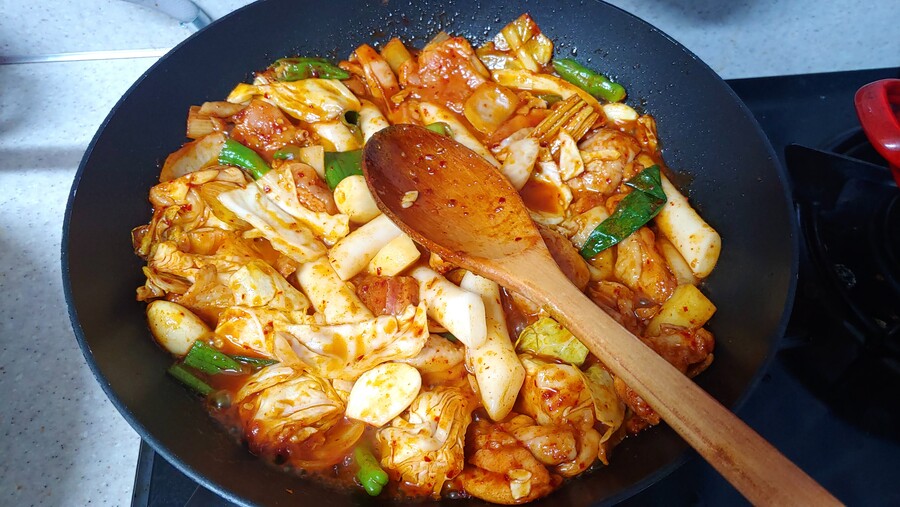 닭갈비 만들고 있음 | 유머 게시판 닭갈비 만들고 있음 | 유머 게시판 | 루리웹