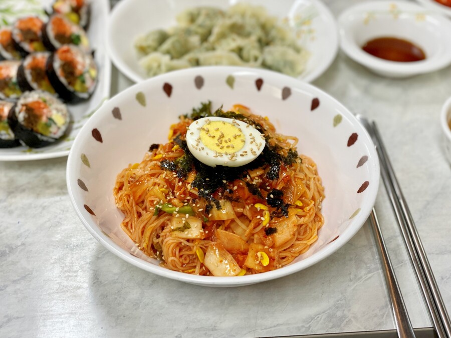 비빔국수 물만두 참치김밥