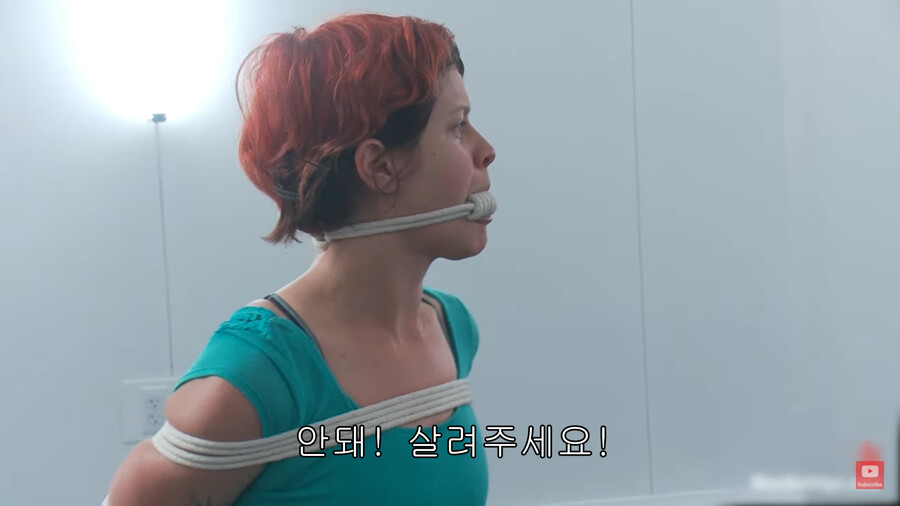 후방주의) 묶여있는 여자를 구하는 히어로_1.png