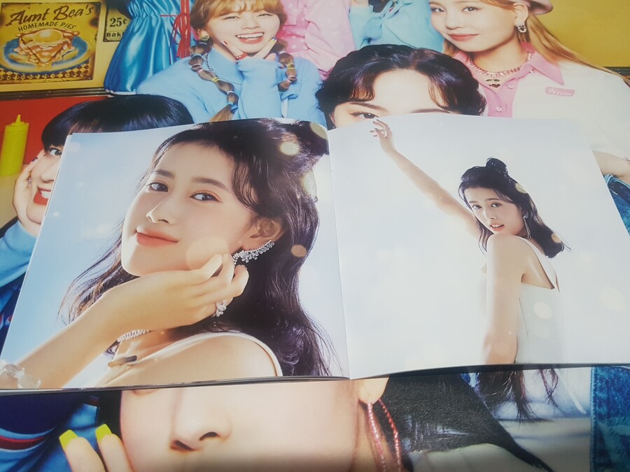 니쥬 (NiziU) - 싱글앨범_13.jpg