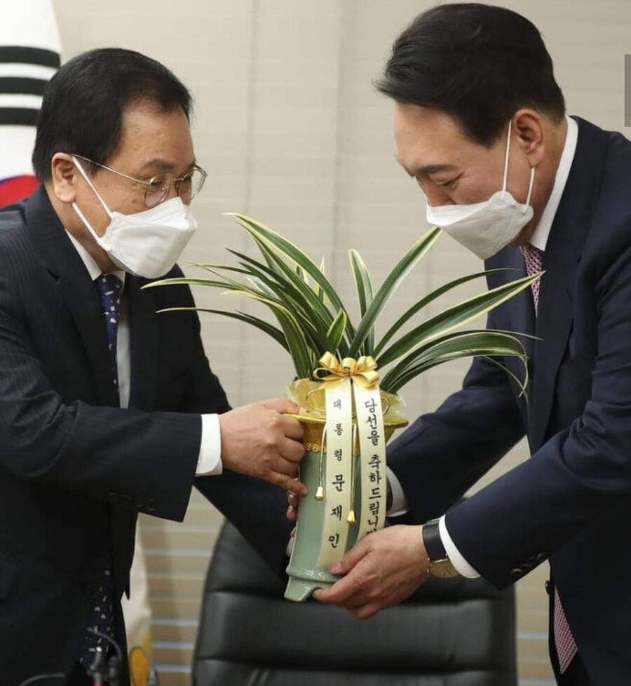 문재인 대통령 화분 소중히 다루는 윤석열.jpg_1.jpg
