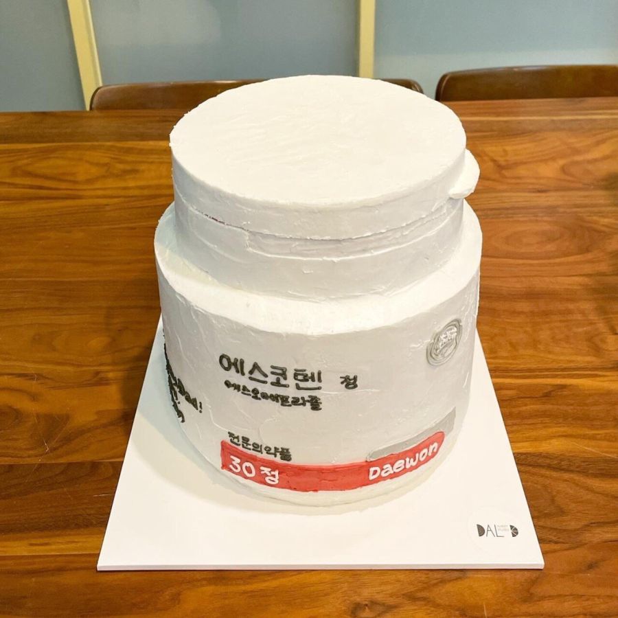 제약회사 다니는 남편을 위한 케이크.jpg_2.jpeg