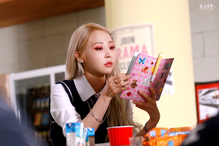 220430.Moon Byul 2nd Single Album [C.I.T.T (Cheese in the Trap)] BEHIND 06.jpg