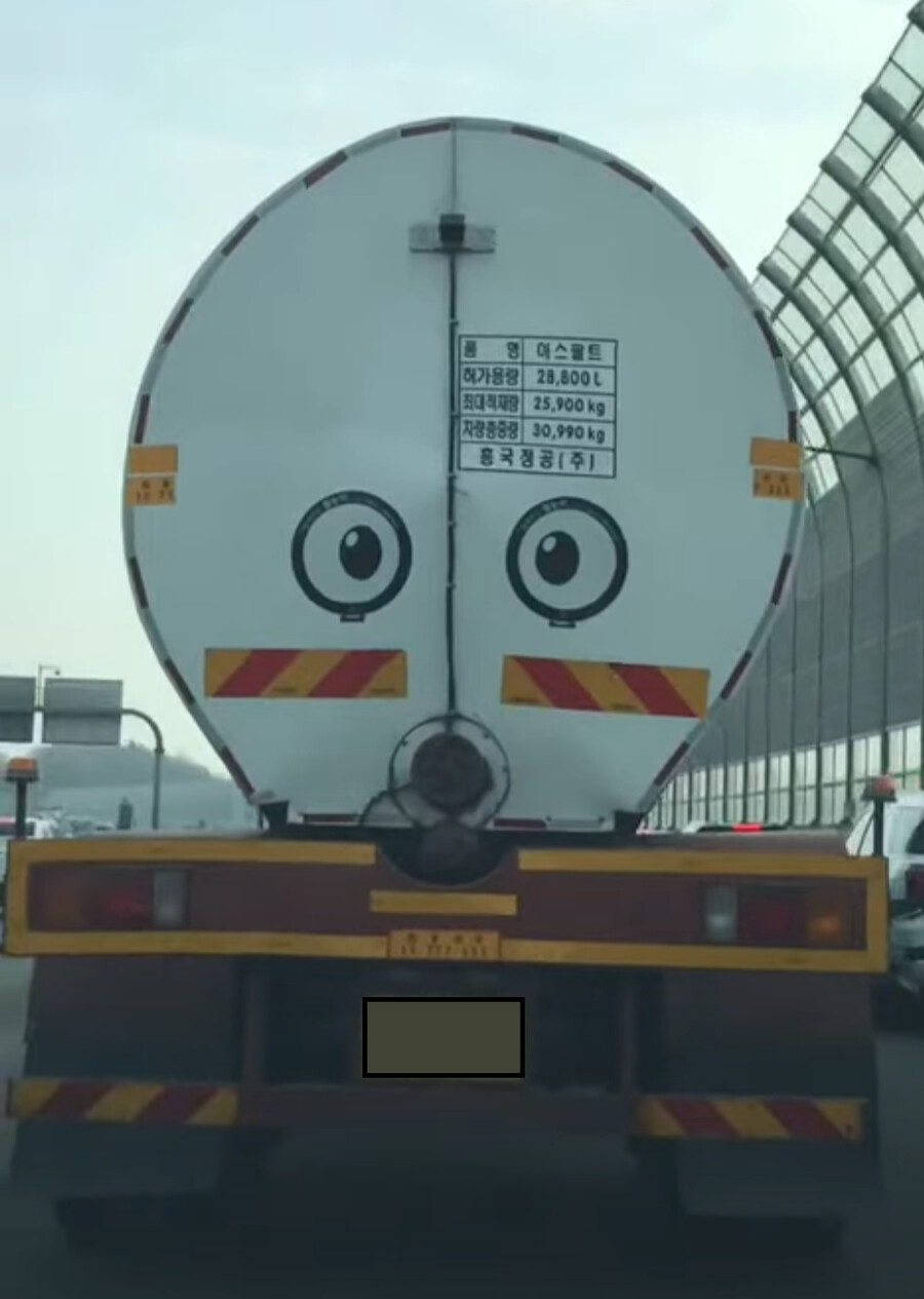 최근 트럭들이 눈깔 스티커를 붙이는 이유_3.png