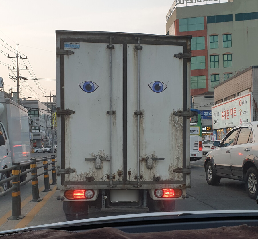 최근 트럭들이 눈깔 스티커를 붙이는 이유_15.jpg