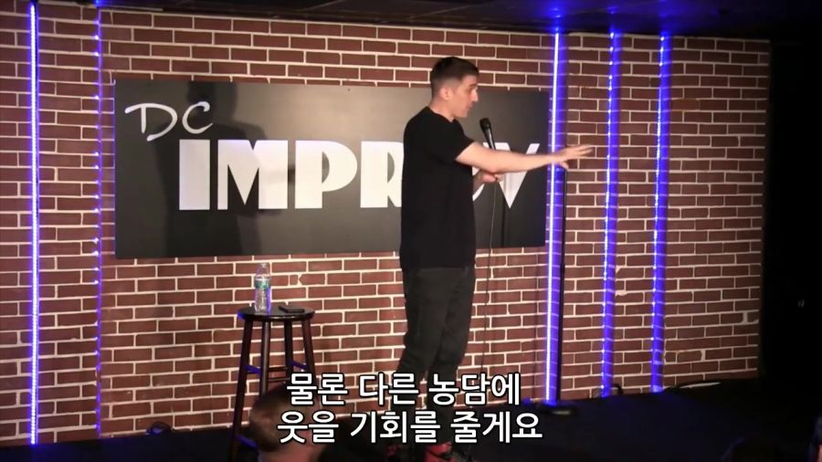 공연 방해하는 페미 참교육 때려박는 코미디언.mp4_20220601_102555.176.jpg