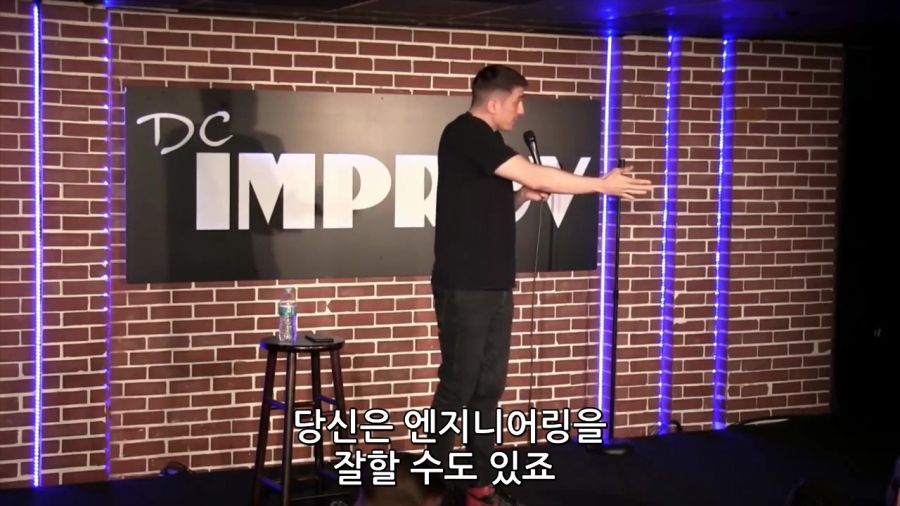 공연 방해하는 페미 참교육 때려박는 코미디언.mp4_20220601_102607.792.jpg