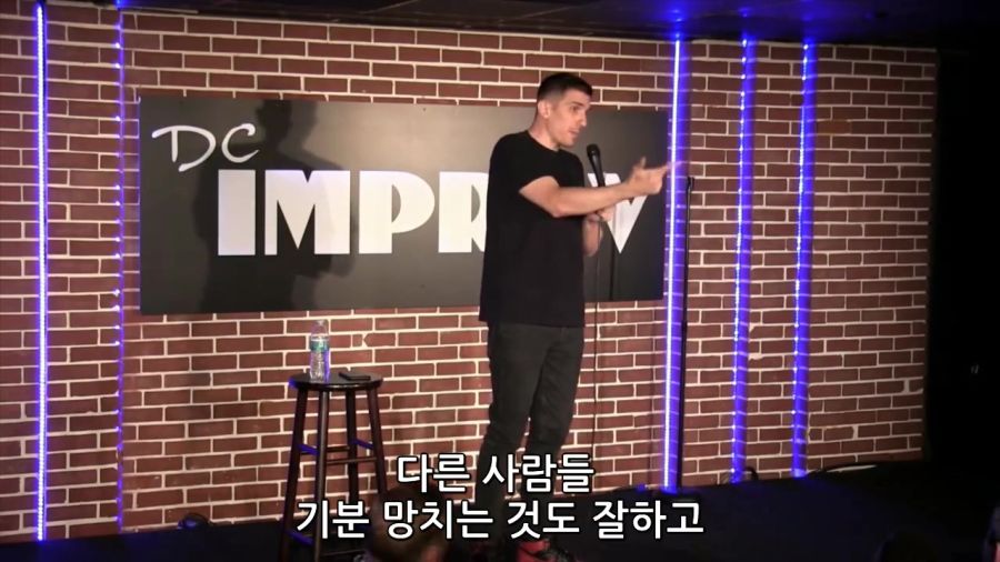 공연 방해하는 페미 참교육 때려박는 코미디언.mp4_20220601_102611.831.jpg