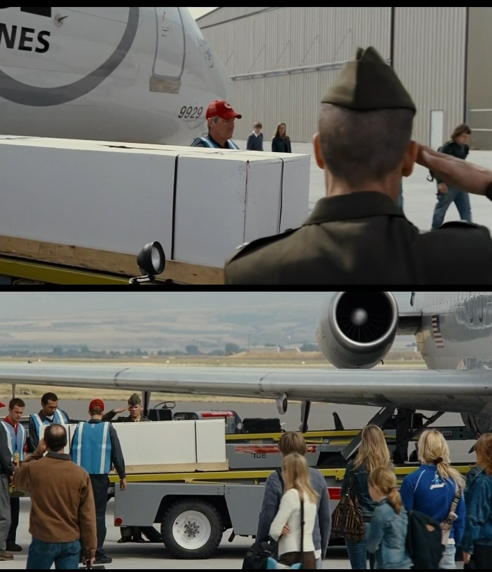 영화,결말) 여기에 공항 보안요원과 싸우는 해병이 있습니다_46.png