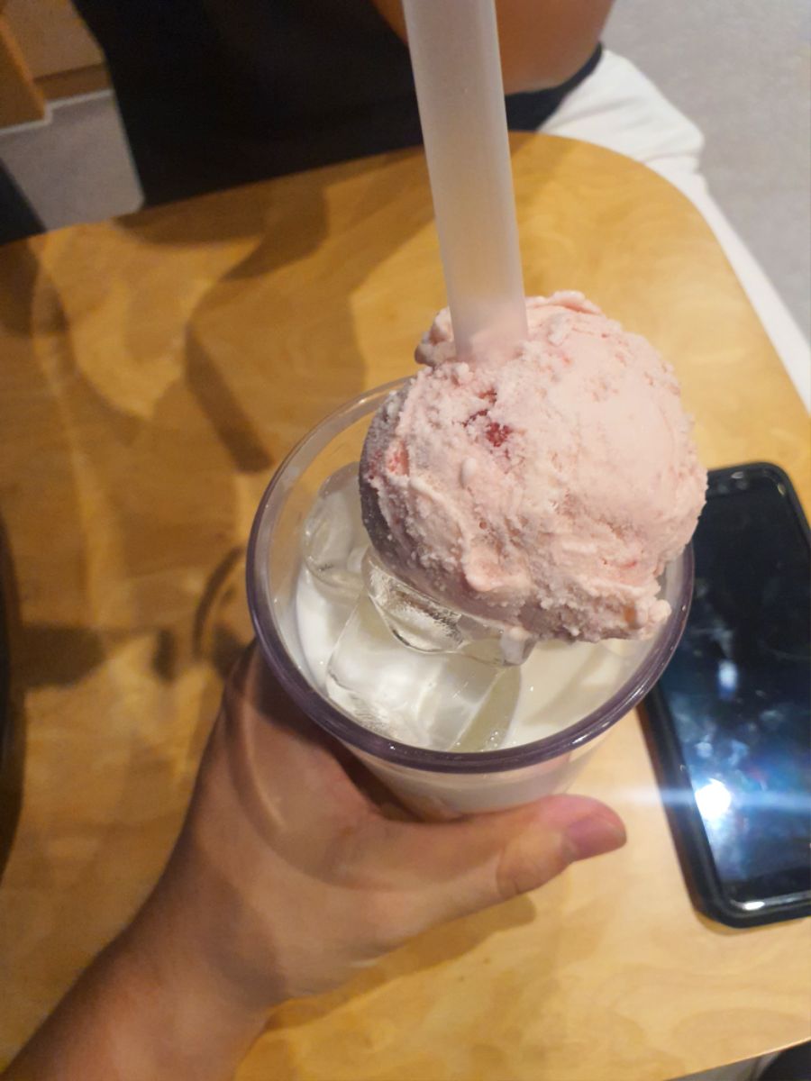 베스킨라빈스) 음료주문 처음 받아본 직원분이 만들어주신거_2.jpg