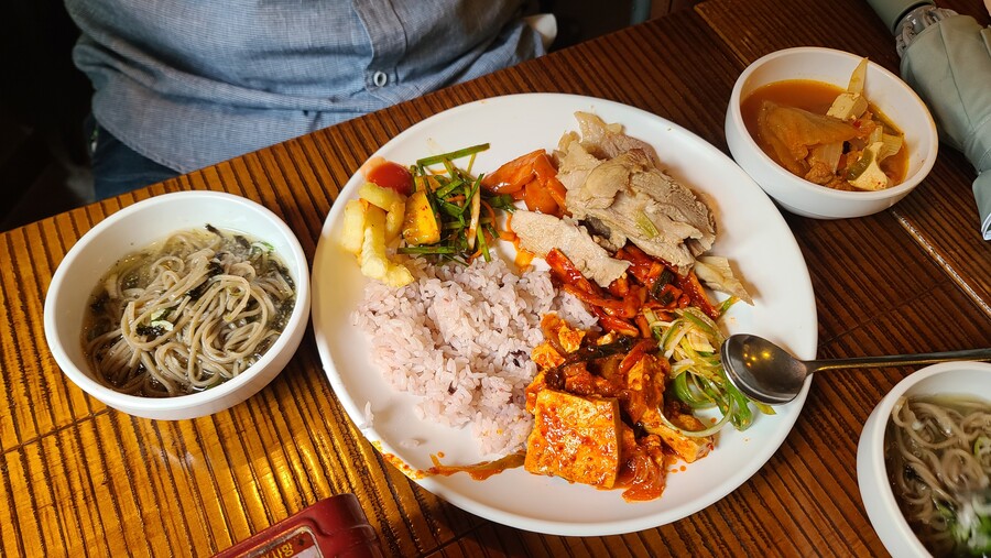 강남역 스트리트에 가성비 꿀이라고 생각하는 점심 한식뷔페입니다._8.jpg